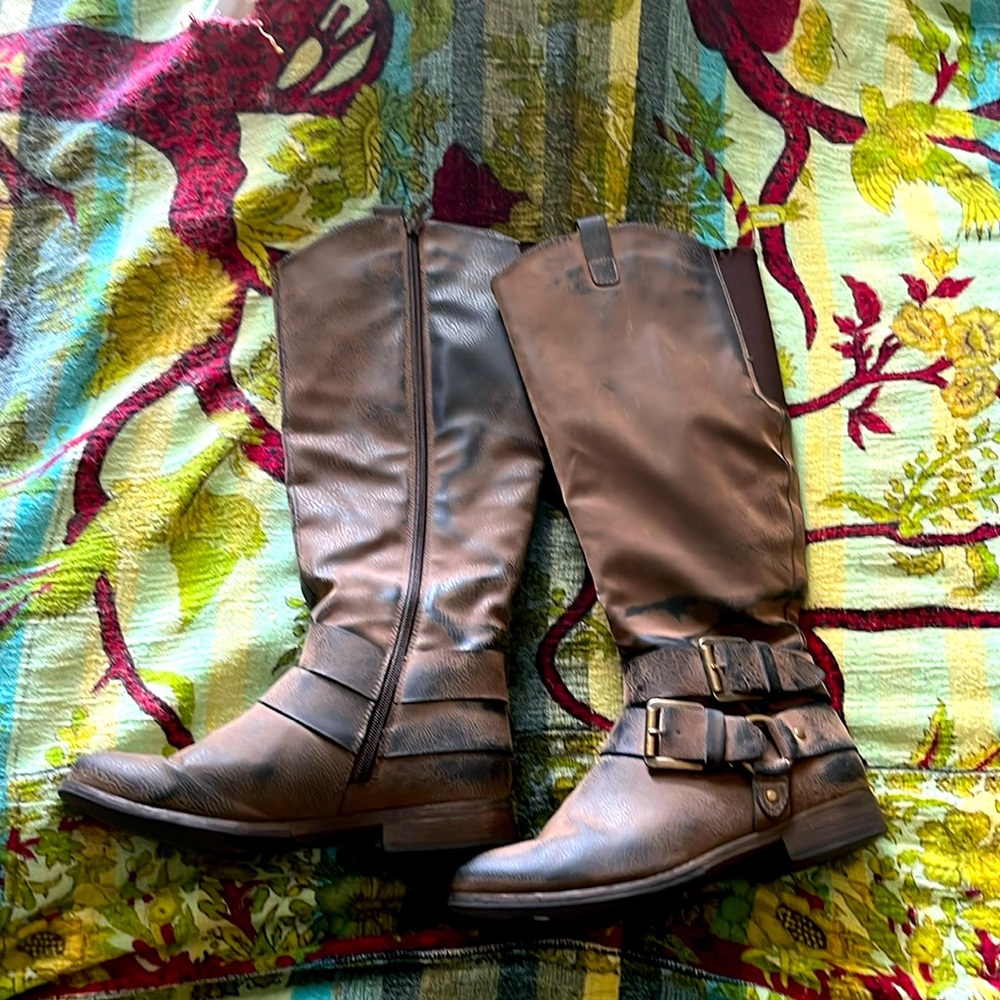 Women’s size 9 calf-height boots. Maurices brand excellent condition